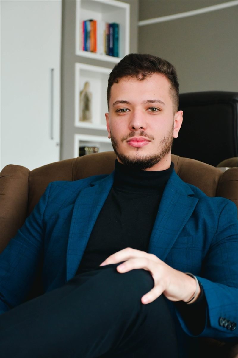 Otávio Sanchez no consultório
